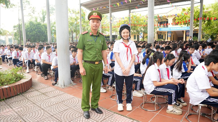 Công an xã Dương Hoà tổ chức buổi tuyên truyền về tình hình trật tự an toàn giao thông và kỹ năng tham gia giao thông an toàn cho lứa tuổi học sinh năm 2025- Ảnh 6.