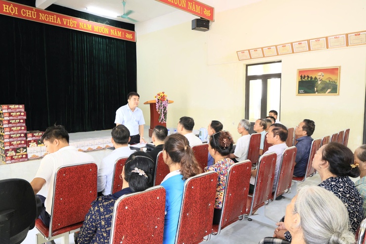 Ủy ban Mặt trận Tổ quốc Việt Nam xã Thư Lâm tổ chức tiếp nhận ủng hộ đồng bào khắc phục thiệt hại do bão lũ từ đoàn công tác phường Phúc Lợi, thành phố Hà Nội.- Ảnh 5.