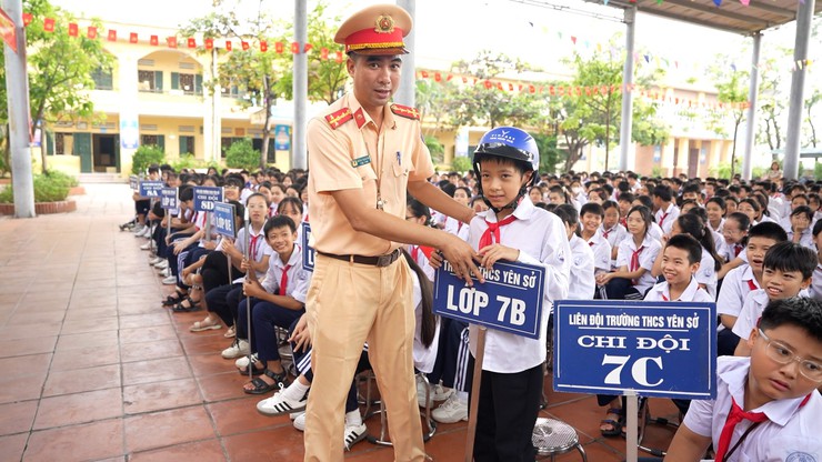 Công an xã Dương Hoà tổ chức buổi tuyên truyền về tình hình trật tự an toàn giao thông và kỹ năng tham gia giao thông an toàn cho lứa tuổi học sinh năm 2025- Ảnh 7.