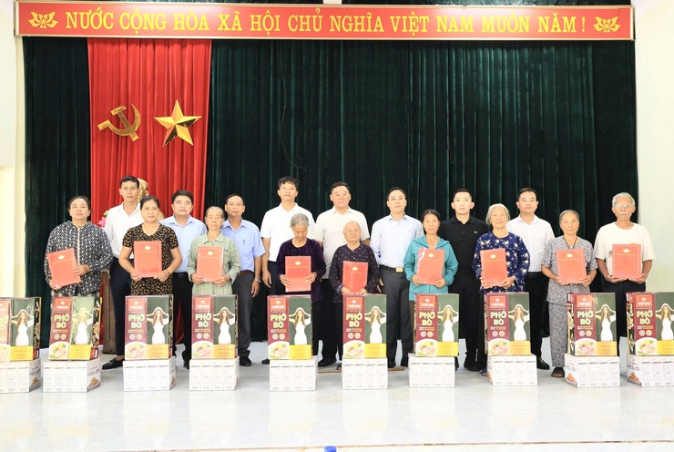 Ủy ban Mặt trận Tổ quốc Việt Nam xã Thư Lâm tổ chức tiếp nhận ủng hộ đồng bào khắc phục thiệt hại do bão lũ từ đoàn công tác phường Phúc Lợi, thành phố Hà Nội.- Ảnh 7.