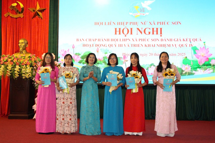 XÃ PHÚC SƠN LONG TRỌNG TỔ CHỨC LỄ KỶ NIỆM 95 NĂM NGÀY THÀNH LẬP HỘI LIÊN HIỆP PHỤ NỮ VIỆT NAM (20/10/1930 – 20/10/2025) VÀ HỘI NGHỊ BAN CHẤP HÀNH HỘI LHPN XÃ PHÚC SƠN LẦN THỨ NHẤT, NHIỆM KỲ 2025 – 2030- Ảnh 5.