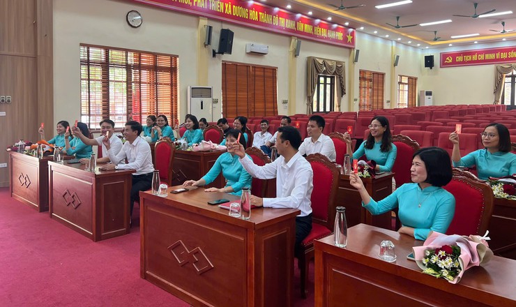 Chi bộ Văn phòng UBND xã Dương Hòa tổ chức sinh hoạt chuyên đề tháng 10/2025 và trao thẻ Đảng cho các đồng chí Đảng viên.- Ảnh 6.