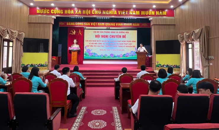 Chi bộ Văn phòng UBND xã Dương Hòa tổ chức sinh hoạt chuyên đề tháng 10/2025 và trao thẻ Đảng cho các đồng chí Đảng viên.- Ảnh 1.