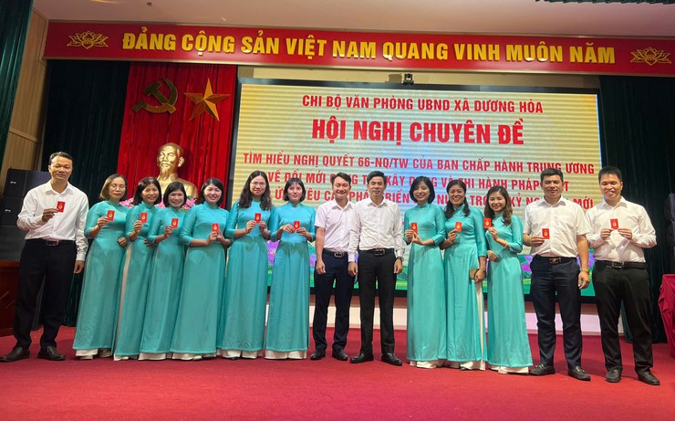 Chi bộ Văn phòng UBND xã Dương Hòa tổ chức sinh hoạt chuyên đề tháng 10/2025 và trao thẻ Đảng cho các đồng chí Đảng viên.- Ảnh 4.
