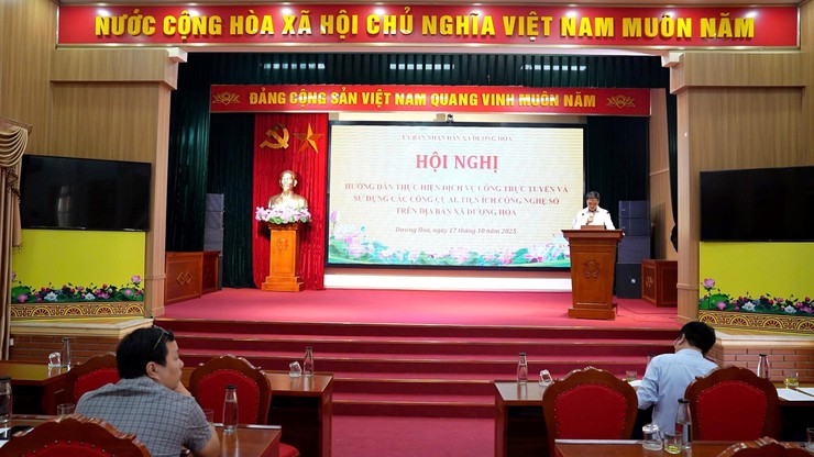 Trên 200 đại biểu xã Dương Hoà được hướng dẫn thực hiện dịch vụ công trực tuyến và sử dụng các công cụ AI, tiện ích công nghệ số - Ảnh 1.