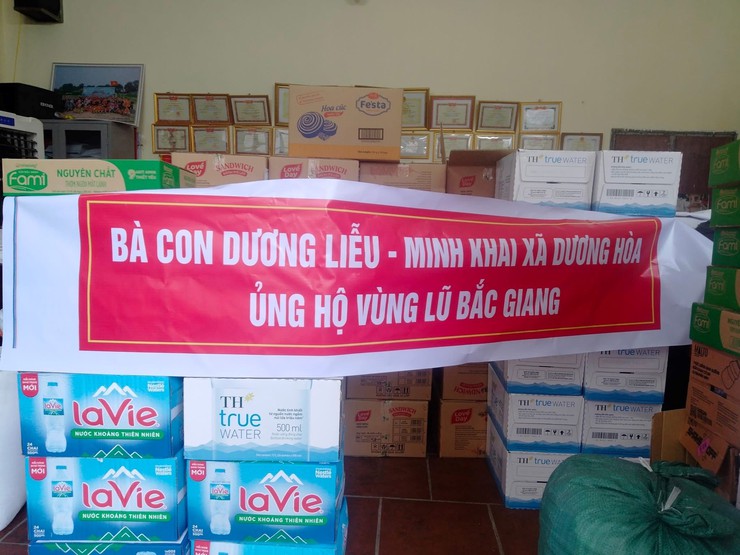 Người dân xã Dương Hoà sẻ chia cùng bà con vùng bão lũ- Ảnh 1.