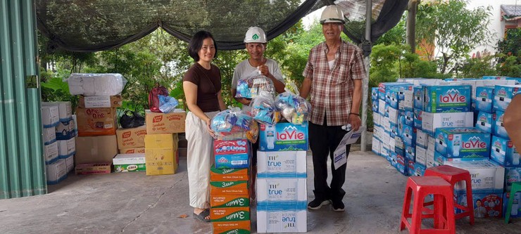 Người dân xã Dương Hoà sẻ chia cùng bà con vùng bão lũ- Ảnh 4.