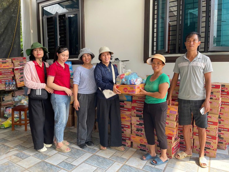 Người dân xã Dương Hoà sẻ chia cùng bà con vùng bão lũ- Ảnh 5.