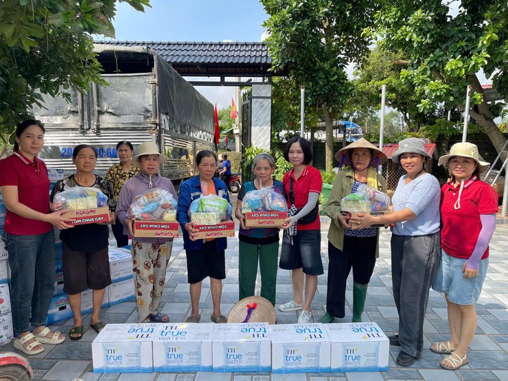 Người dân xã Dương Hoà sẻ chia cùng bà con vùng bão lũ- Ảnh 6.