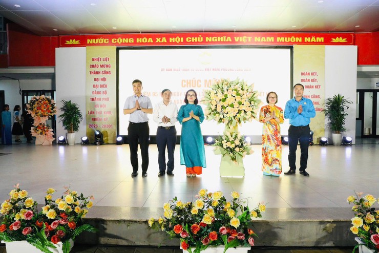Liên hoan văn nghệ chào mừng thành công Đại hội đại biểu Đảng bộ Thành phố Hà Nội lần thứ XVIII- Ảnh 2.