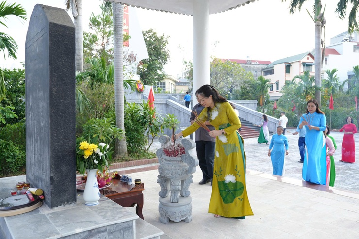 CÔNG ĐOÀN XÃ THANH OAI DÂNG HƯƠNG TƯỞNG NIỆM CÁC ANH HÙNG LIỆT SĨ TRƯỚC THỀM ĐẠI HỘI CÔNG ĐOÀN LẦN THỨ I, NHIỆM KỲ 2025–2030- Ảnh 4.
