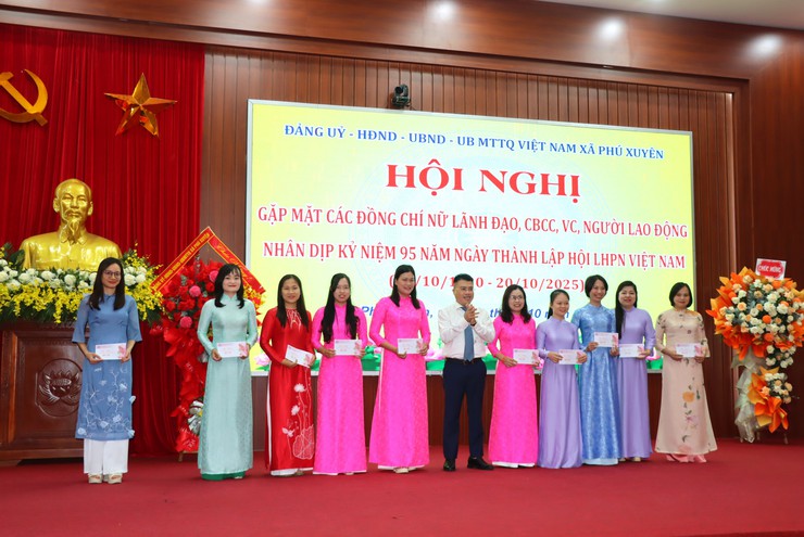 Hội nghị gặp mặt các đồng chí nữ lãnh đạo, CBCC, VC, người lao động nhân dịp kỷ niệm 95 năm ngày thành lập Hội LHPN Việt Nam- Ảnh 7.