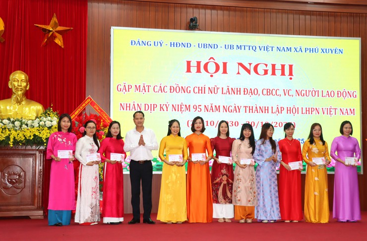 Hội nghị gặp mặt các đồng chí nữ lãnh đạo, CBCC, VC, người lao động nhân dịp kỷ niệm 95 năm ngày thành lập Hội LHPN Việt Nam- Ảnh 9.