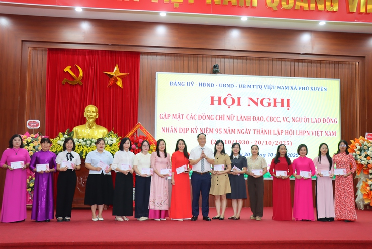 Hội nghị gặp mặt các đồng chí nữ lãnh đạo, CBCC, VC, người lao động nhân dịp kỷ niệm 95 năm ngày thành lập Hội LHPN Việt Nam- Ảnh 11.