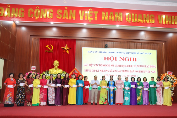 Hội nghị gặp mặt các đồng chí nữ lãnh đạo, CBCC, VC, người lao động nhân dịp kỷ niệm 95 năm ngày thành lập Hội LHPN Việt Nam- Ảnh 12.