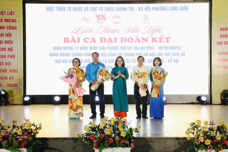 Liên hoan văn nghệ chào mừng thành công Đại hội đại biểu Đảng bộ Thành phố Hà Nội lần thứ XVIII- Ảnh 4.