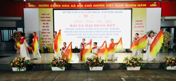 Liên hoan văn nghệ chào mừng thành công Đại hội đại biểu Đảng bộ Thành phố Hà Nội lần thứ XVIII- Ảnh 8.