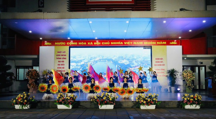 Liên hoan văn nghệ chào mừng thành công Đại hội đại biểu Đảng bộ Thành phố Hà Nội lần thứ XVIII- Ảnh 7.
