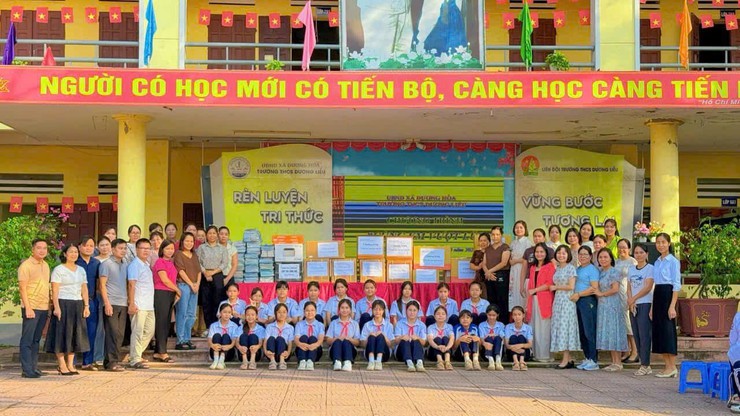 Các trường học trên địa bàn xã ủng hộ sách vở, đồ dùng cho học sinh vùng lũ - Ảnh 1.