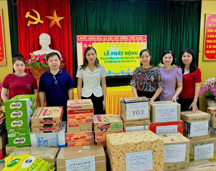 Các trường học trên địa bàn xã ủng hộ sách vở, đồ dùng cho học sinh vùng lũ - Ảnh 2.