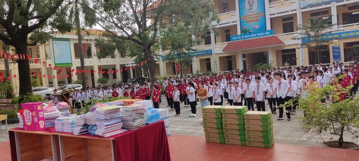 Các trường học trên địa bàn xã ủng hộ sách vở, đồ dùng cho học sinh vùng lũ - Ảnh 3.