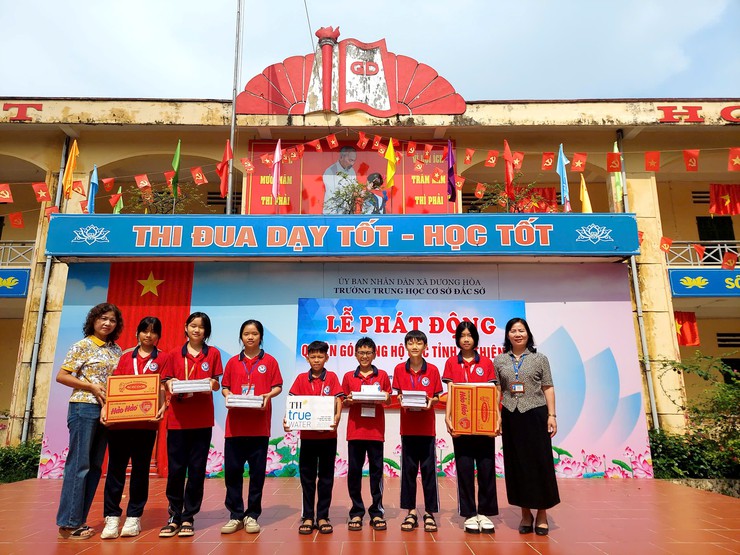 Các trường học trên địa bàn xã ủng hộ sách vở, đồ dùng cho học sinh vùng lũ - Ảnh 4.