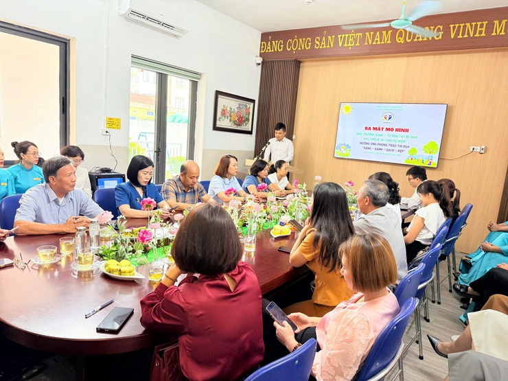 Trường Mầm non Cự Khối: “Mái trường xanh - Từ bàn tay bé nhỏ”- Ảnh 1.