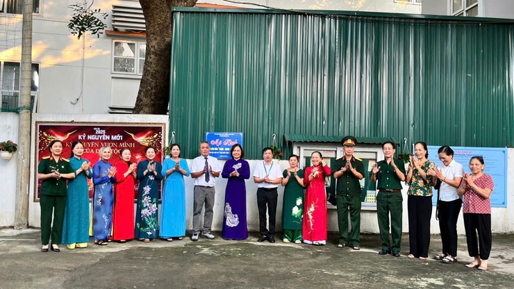 Hiệu quả từ mô hình “Sáng – xanh – sạch – đẹp” tại tổ dân phố số 10 phường Long Biên- Ảnh 2.