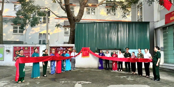 Hiệu quả từ mô hình “Sáng – xanh – sạch – đẹp” tại tổ dân phố số 10 phường Long Biên- Ảnh 4.