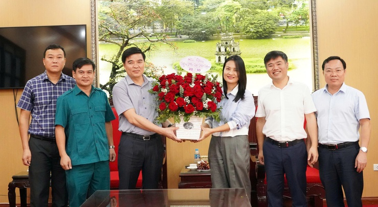 UBND phường Chương Mỹ tổ chức gặp mặt chúc mừng nữ cán bộ, công chức nhân kỷ niệm 95 năm Ngày Phụ nữ Việt Nam 20/10- Ảnh 1.