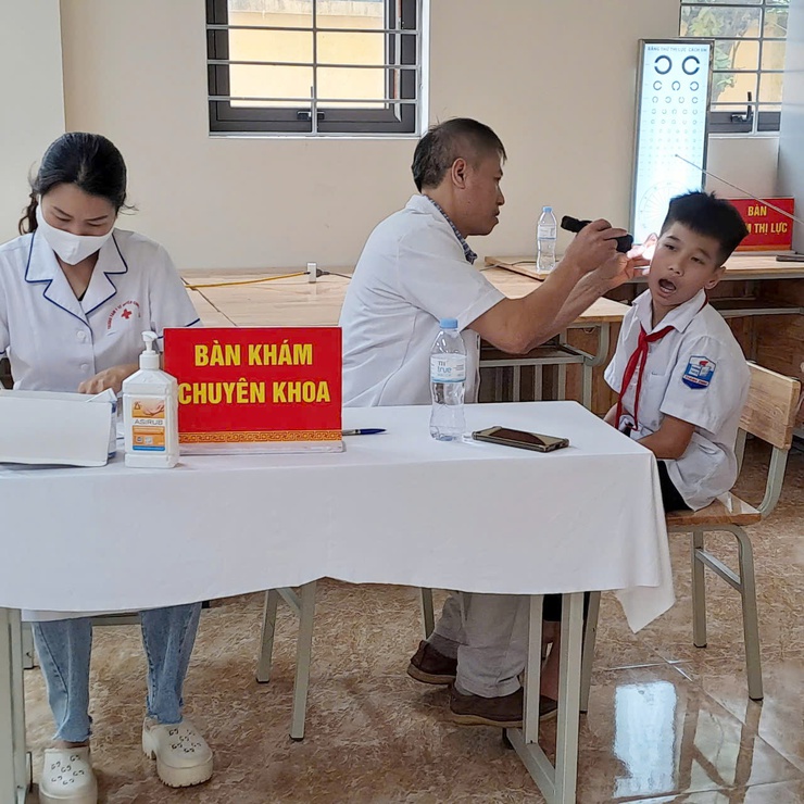 Trường Trung học cơ sở Thanh Bình tổ chức khám sức khỏe cho học sinh- Ảnh 4.