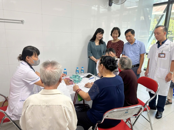Phường Bạch Mai tổ chức khám, chăm sóc sức khỏe cho 1.300 người cao tuổi nhân dịp kỷ niệm Ngày Quốc tế Người cao tuổi (01/10) năm 2025- Ảnh 2.