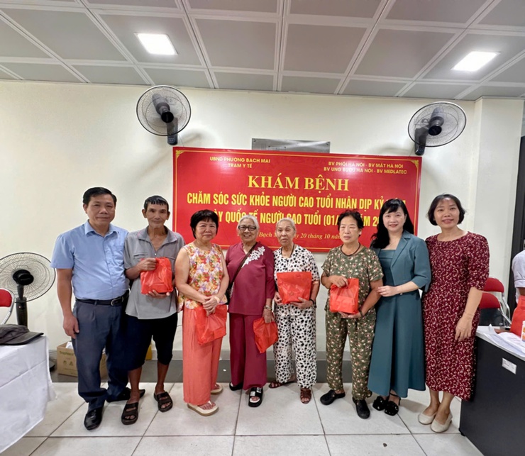 Phường Bạch Mai tổ chức khám, chăm sóc sức khỏe cho 1.300 người cao tuổi nhân dịp kỷ niệm Ngày Quốc tế Người cao tuổi (01/10) năm 2025- Ảnh 1.