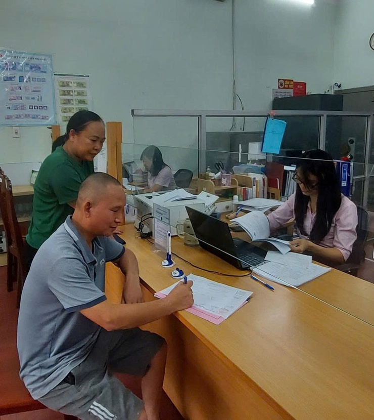 Phòng giao dịch NHCSXH Thanh Oai giải ngân cho khách hàng đầu tiên vay vốn phục vụ học tập- Ảnh 1.