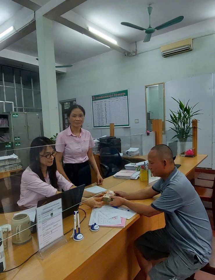 Phòng giao dịch NHCSXH Thanh Oai giải ngân cho khách hàng đầu tiên vay vốn phục vụ học tập- Ảnh 2.