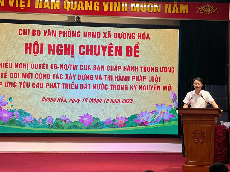 Chi bộ Văn phòng UBND xã Dương Hòa tổ chức sinh hoạt chuyên đề tháng 10/2025 và trao thẻ Đảng cho các đồng chí Đảng viên.- Ảnh 2.
