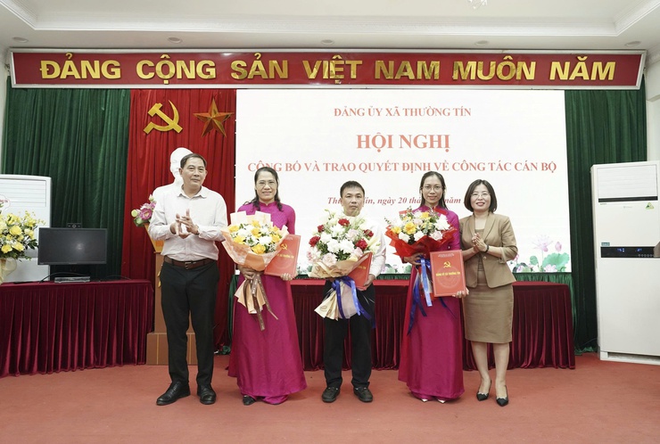 Đảng ủy xã Thường Tín công bố và trao Quyết định về công tác cán bộ- Ảnh 1.