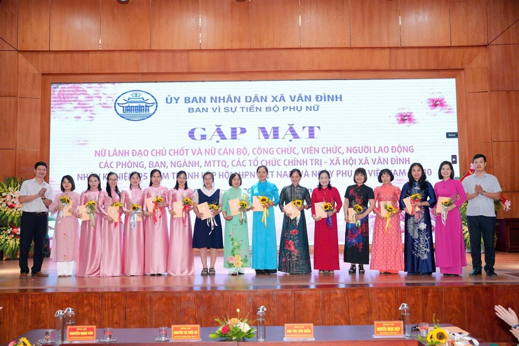 Gặp mặt nữ cán bộ, công chức, viên chức, người lao động nhân kỷ niệm 95 năm Ngày thành lập Hội Liên hiệp Phụ nữ Việt Nam và Ngày Phụ nữ Việt Nam 20/10- Ảnh 10.