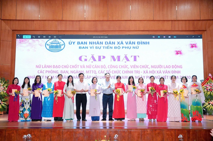 Gặp mặt nữ cán bộ, công chức, viên chức, người lao động nhân kỷ niệm 95 năm Ngày thành lập Hội Liên hiệp Phụ nữ Việt Nam và Ngày Phụ nữ Việt Nam 20/10- Ảnh 8.