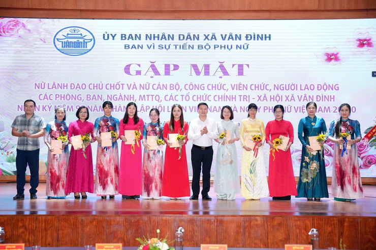 Gặp mặt nữ cán bộ, công chức, viên chức, người lao động nhân kỷ niệm 95 năm Ngày thành lập Hội Liên hiệp Phụ nữ Việt Nam và Ngày Phụ nữ Việt Nam 20/10- Ảnh 9.
