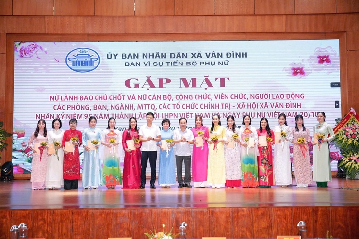 Gặp mặt nữ cán bộ, công chức, viên chức, người lao động nhân kỷ niệm 95 năm Ngày thành lập Hội Liên hiệp Phụ nữ Việt Nam và Ngày Phụ nữ Việt Nam 20/10- Ảnh 7.