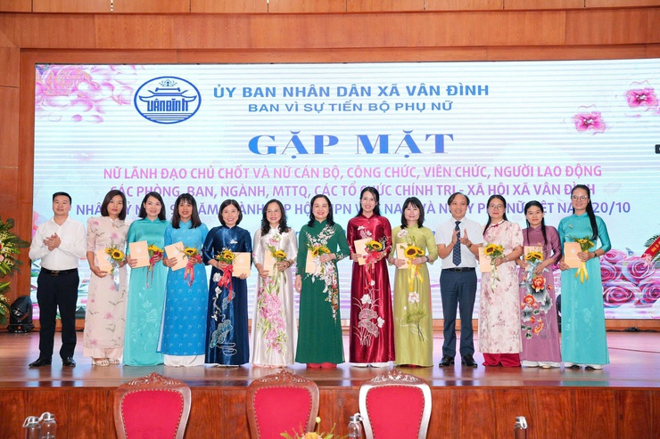 Gặp mặt nữ cán bộ, công chức, viên chức, người lao động nhân kỷ niệm 95 năm Ngày thành lập Hội Liên hiệp Phụ nữ Việt Nam và Ngày Phụ nữ Việt Nam 20/10- Ảnh 5.