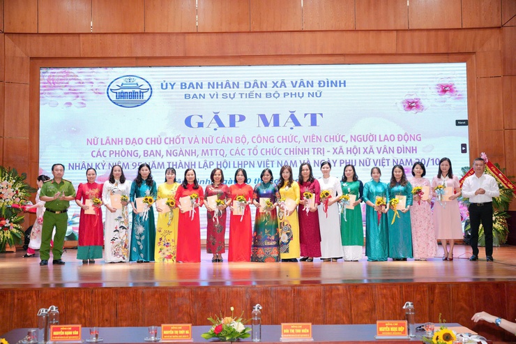 Gặp mặt nữ cán bộ, công chức, viên chức, người lao động nhân kỷ niệm 95 năm Ngày thành lập Hội Liên hiệp Phụ nữ Việt Nam và Ngày Phụ nữ Việt Nam 20/10- Ảnh 11.