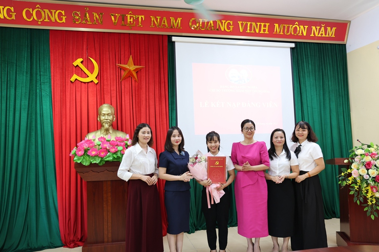 Chi bộ Trường Mầm non Trung Hòa tổ chức Lễ kết nạp
 Đảng viên mới
- Ảnh 2.