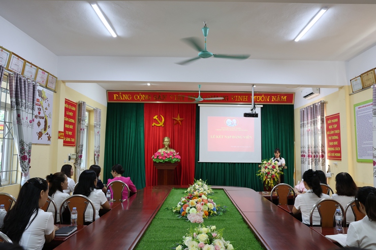 Chi bộ Trường Mầm non Trung Hòa tổ chức Lễ kết nạp
 Đảng viên mới
- Ảnh 1.