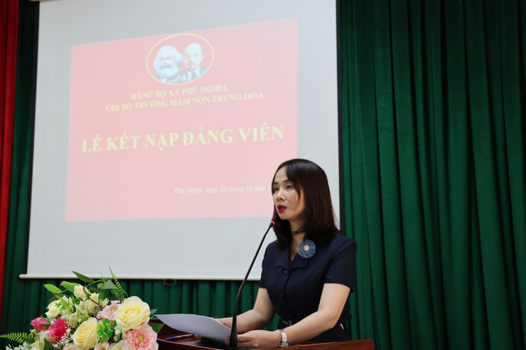 Chi bộ Trường Mầm non Trung Hòa tổ chức Lễ kết nạp
 Đảng viên mới
- Ảnh 4.