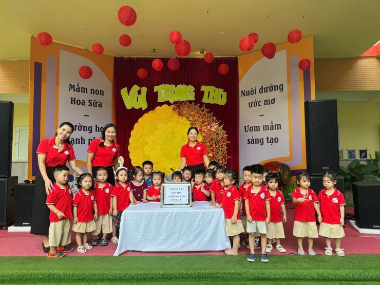 Trường Mầm non Hoa Sữa chung tay sẻ chia cùng các bạn nhỏ vùng lũ- Ảnh 1.