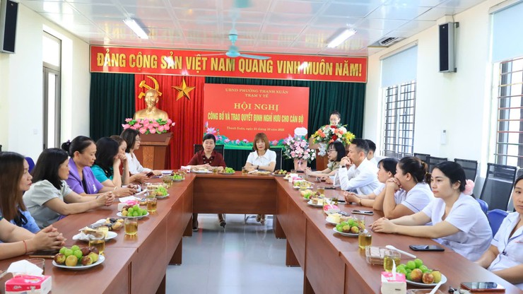 Phường Thanh Xuân tổ chức hội nghị công bố và trao quyết định nghỉ hưu cho cán bộ Trạm Y tế phường- Ảnh 1.