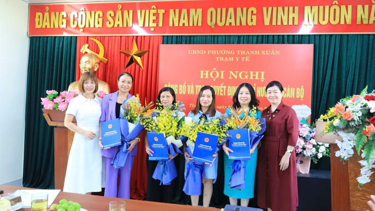 Phường Thanh Xuân tổ chức hội nghị công bố và trao quyết định nghỉ hưu cho cán bộ Trạm Y tế phường- Ảnh 2.