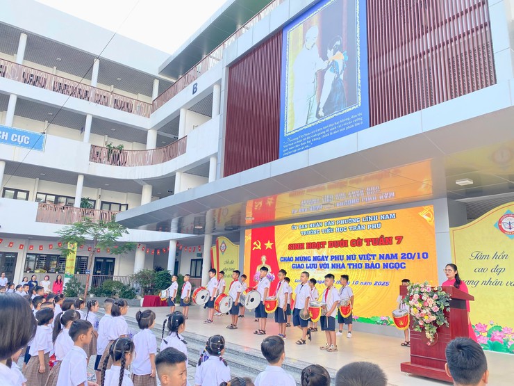 TRƯỜNG TIỂU HỌC TRẦN PHÚ&nbsp;CHÀO MỪNG NGÀY PHỤ NỮ VIỆT NAM 20/10 TRI ÂN CÁC BÀ, CÁC MẸ, CÁC CÔ CỦA HỌC SINH, GIAO LƯU VỚI NHÀ THƠ BẢO NGỌC- Ảnh 1.